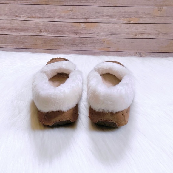 UGG Women’s Dakota Spill Seam Chestnut Moccasin Slippers - Picture 3 of 8